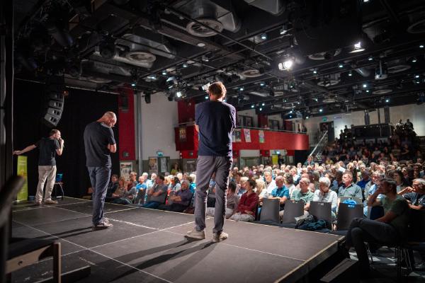 vollehalle im Gespräch mit dem Erlanger Publikum