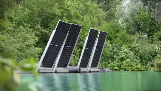 Schwimmend & senkrecht: Diese Solaranlage schwimmt jetzt bei München