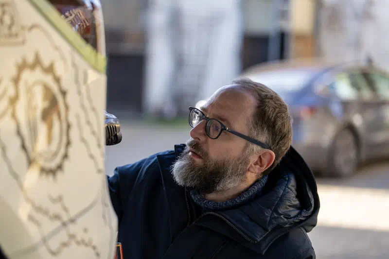 Der Künstler bei der Arbeit